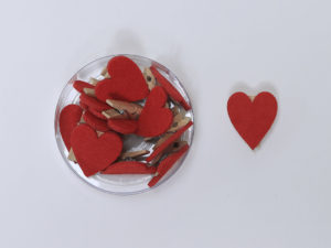 SET 12 PINZAS FIGURA FIELTRO CORAZON ROJO 9X4CM