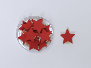 SET 12 PINZAS FIGURA FIELTRO ESTRELLA ROJA 9X4CM