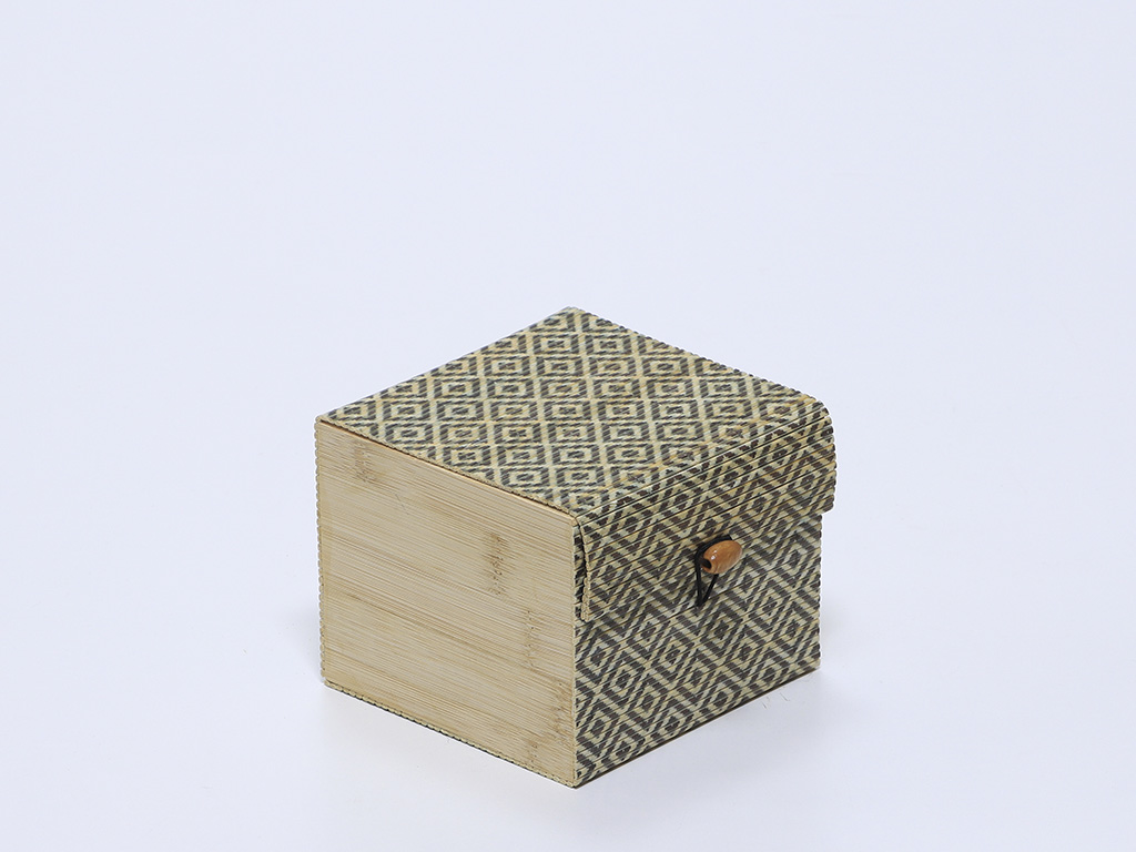 CAJA BAMBU TAPA BOTON NEGRO 12X12X10