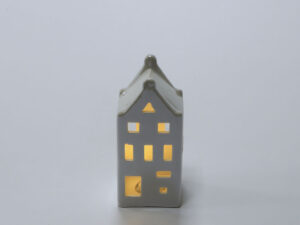 CASA PORCELANA CON LED 15CM BLANCA A