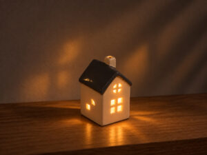 CASA LED PORCELANA 9CM GRIS/BLANCO