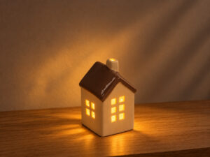CASA LED PORCELANA 9CM MARRON/BLANCO