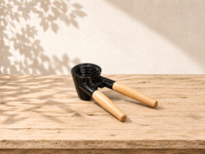 CASCANUECES NEGRO/MADERA