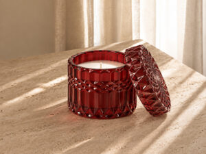 VELA PERFUMADA EN CRISTAL CON TAPA BURDEOS